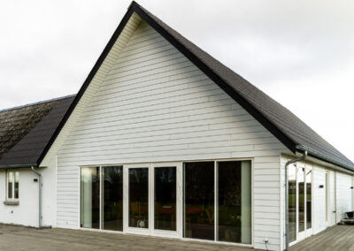 Nymalet hvid husfacade