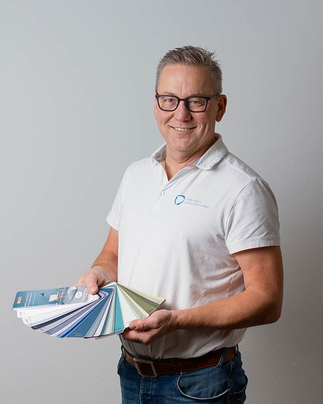 Malermester Bjarne Toft Hansen med farvekort