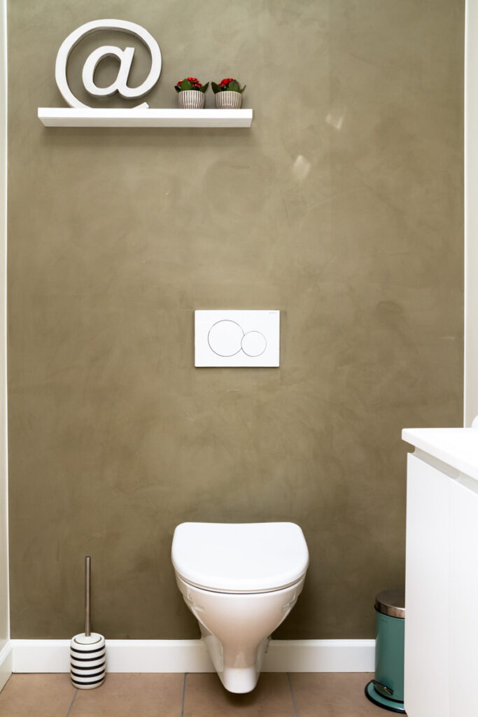 Nymalet væg ved væghængt toilet